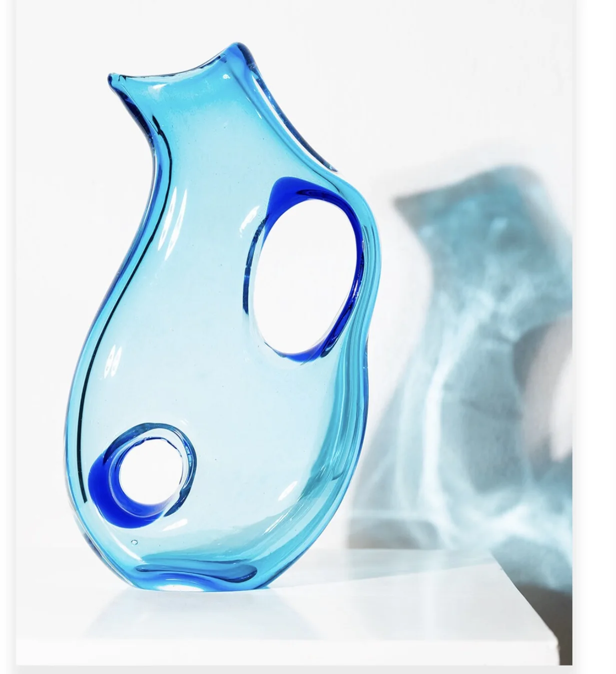 Brocca d'arte in vetro azzurro, con dettagli blu intenso