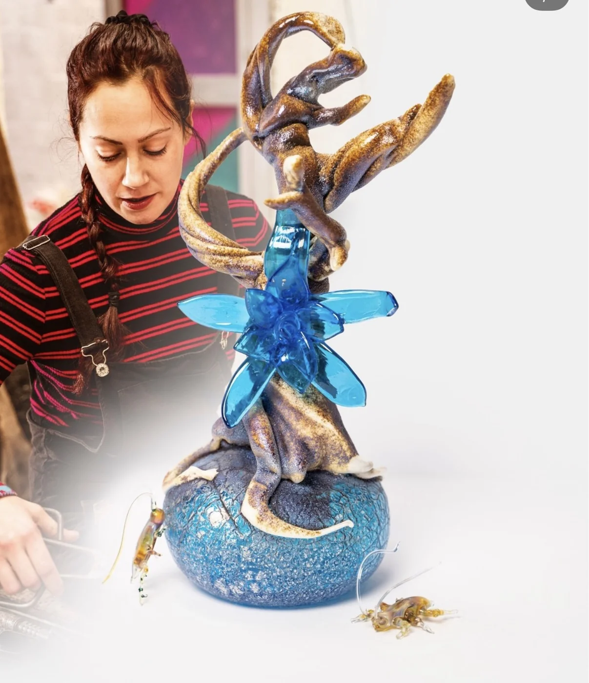 Artista dello studio e scultura artistica in vetro blu e ambra